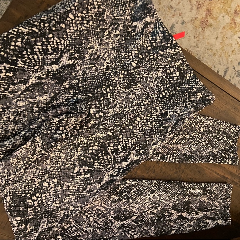 Spanx Faux Leather Snake Shine Leggings in a grey and black snake print - Picture 3 of 3